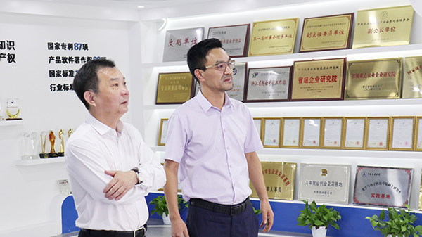 杭州市農(nóng)業(yè)農(nóng)村局黨組書記、局長柴世民一行蒞臨托普云農(nóng)參觀考察